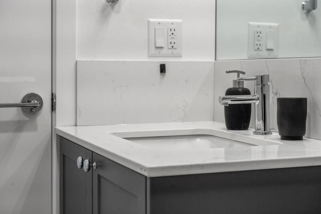 YYC Chic 1Br Kensington Unit W/Parking 아파트 외부 사진